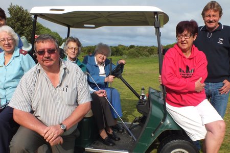Vlnr is Anita van Dyk, Suster Linda Meyer, John van Rooyen, Jannie Brandt en Leon Hattingh, met vlnr in die gholfkarretjie Smittie van Rensburg (87) en Winnie Steenkamp (97) wat tydens 2014 se Gholfdag â€˜n voorbeeld gestel het  (Argieffoto: Gansbaai Courant)